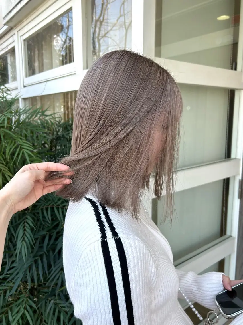 ミディアム カラー ブリーチ グレージュ ミルクティーグレージュ ヘアカラー トリートメント 冨田 果歩のヘアスタイル