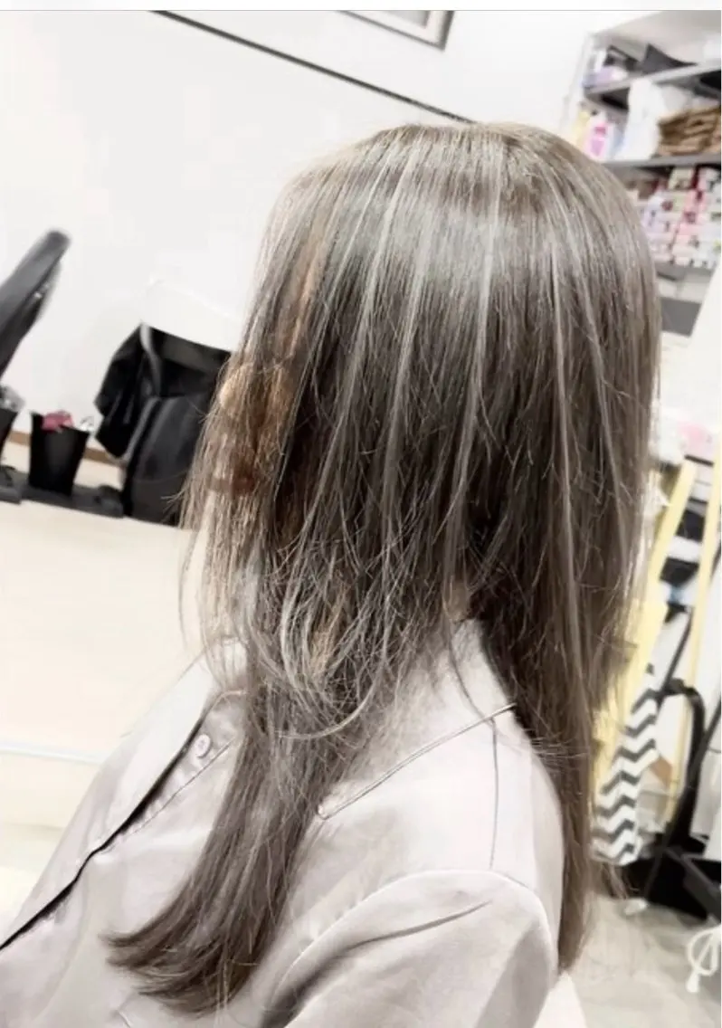 セミロング カラー ハイライトカラー ハイライト ヘアカラー PEIGE OKINAWAのヘアスタイル