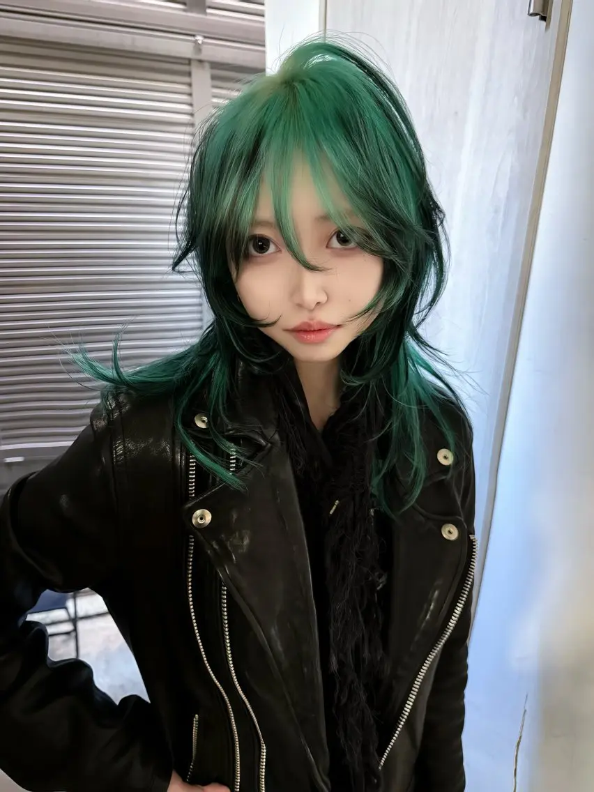 セミロング ウルフカット デザインカラーウルフ 宙也のヘアスタイル