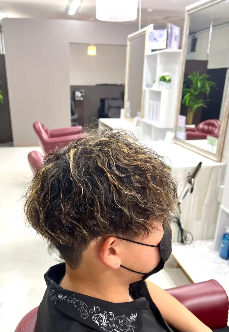 ショート カラー パーマ メンズ メンズメッシュ メンズパーマ 波巻きパーマ メッシュ KEN 🌟のヘアスタイル