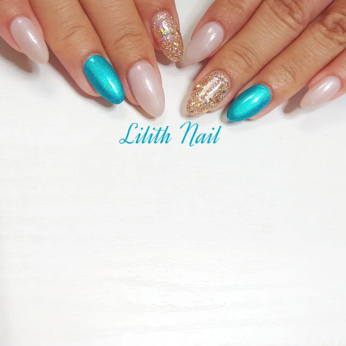 ネイル ブルー ゴールド グリーン ラメ(グリッター) ワンカラーネイル ハンドネイル Lilith Nailのネイルデザイン