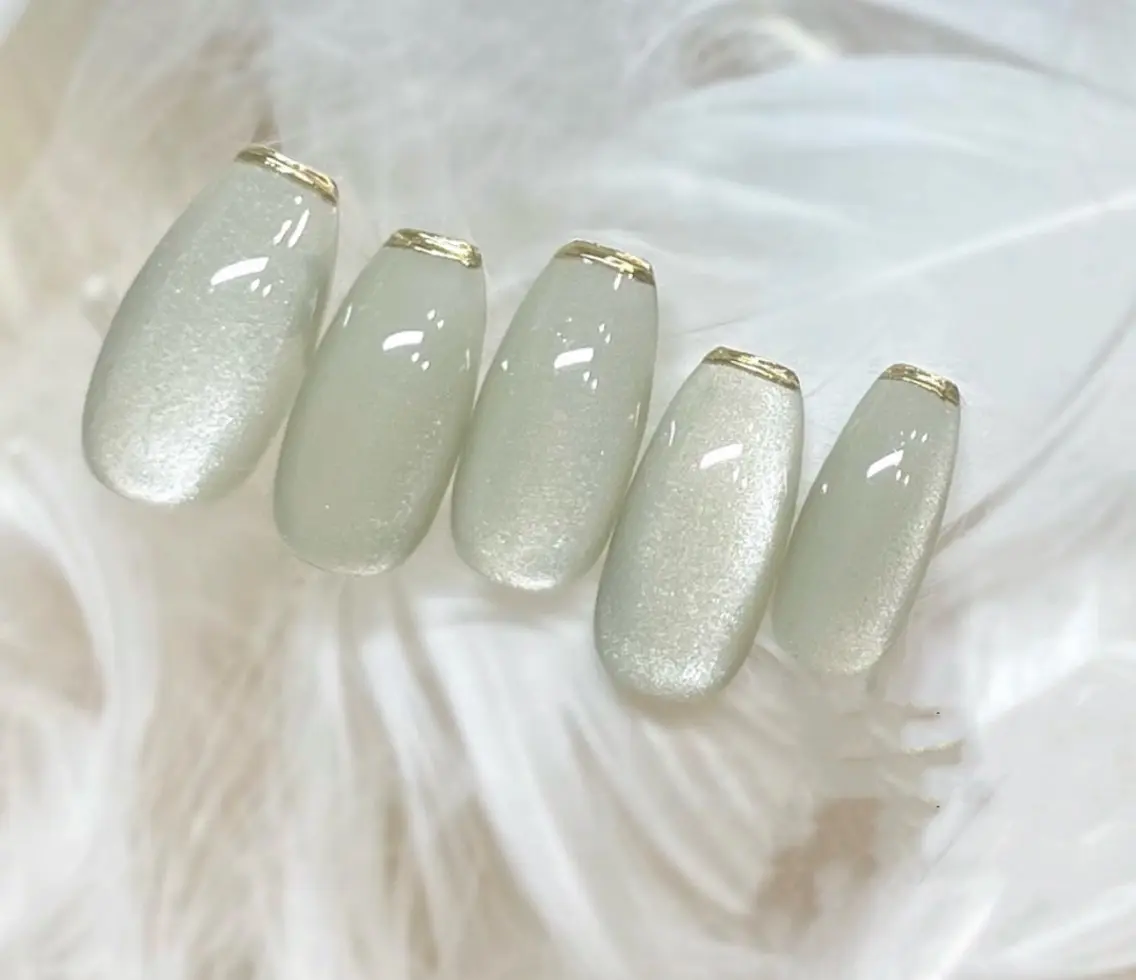 【1番人気】美フォルム込みマグネット🧲 ミラー✨ ニュアンス系も対応可能💕ラメ、ミラーフレンチ10本¥1100円の写真