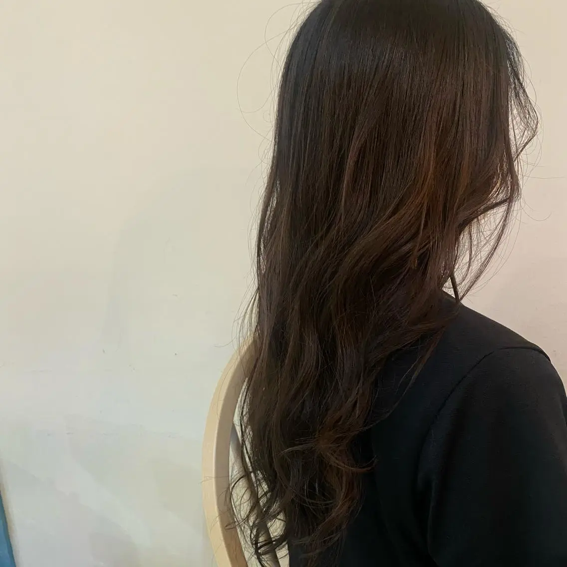 ロング カラー ヘアアレンジ メンズ キッズ ネイル マツエク・マツパ アイブロウ ベージュカラー マットネイル Lisa 海外風スパイラルのヘアスタイル