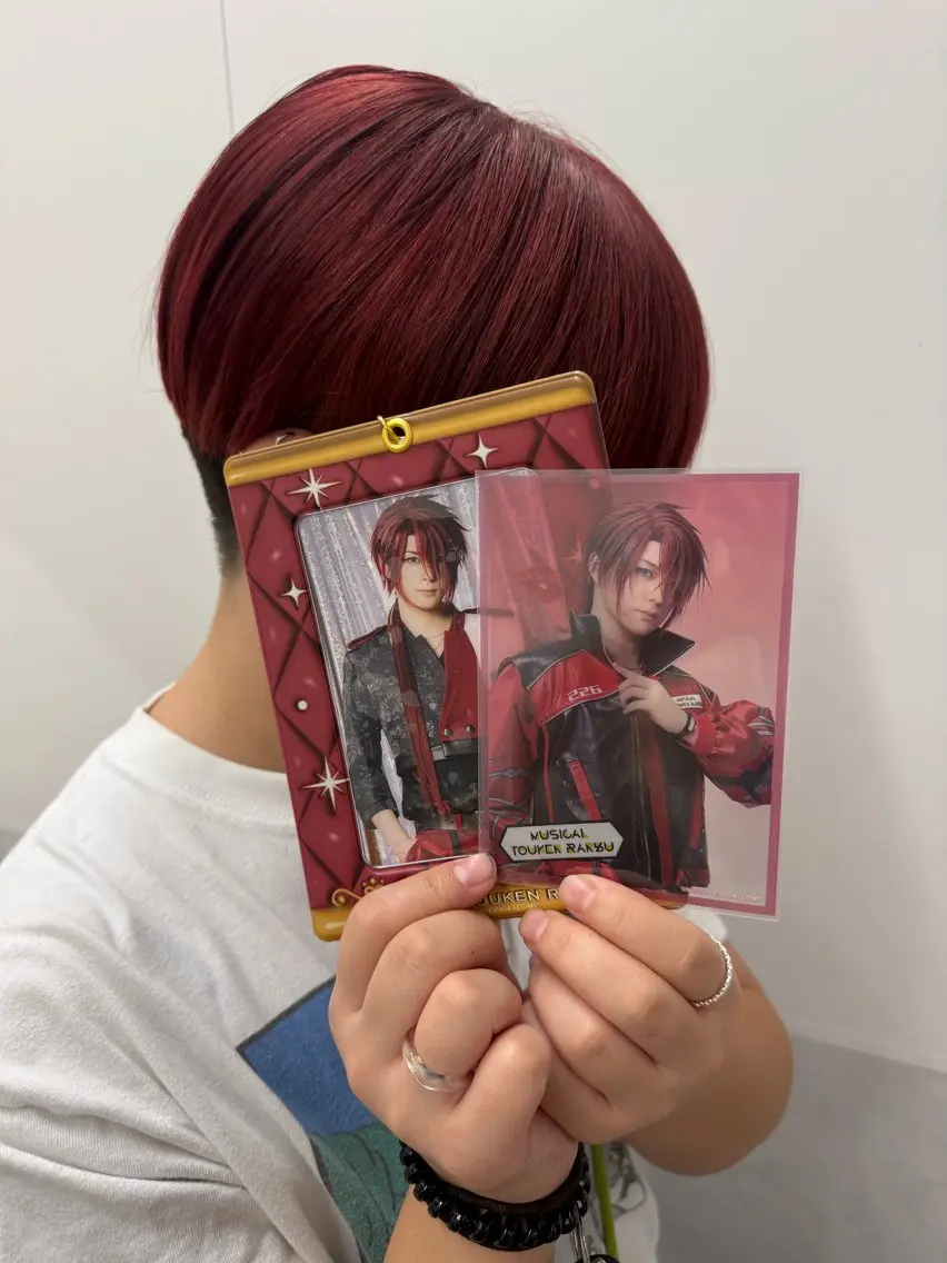 セミロング カラー ブリーチ ボルドーカラー ケアブリーチ ダブルカラー レッドカラー ヘアカラー トリートメント インナーカラー 推し ブリーチ 髪質改善のヘアスタイル