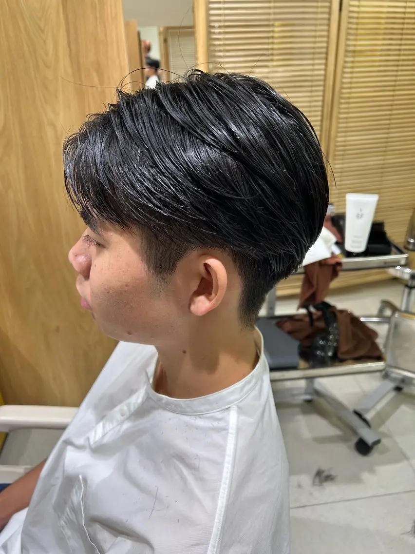 メンズ センターパート 刈り上げ カット 野村 拓海のヘアスタイル