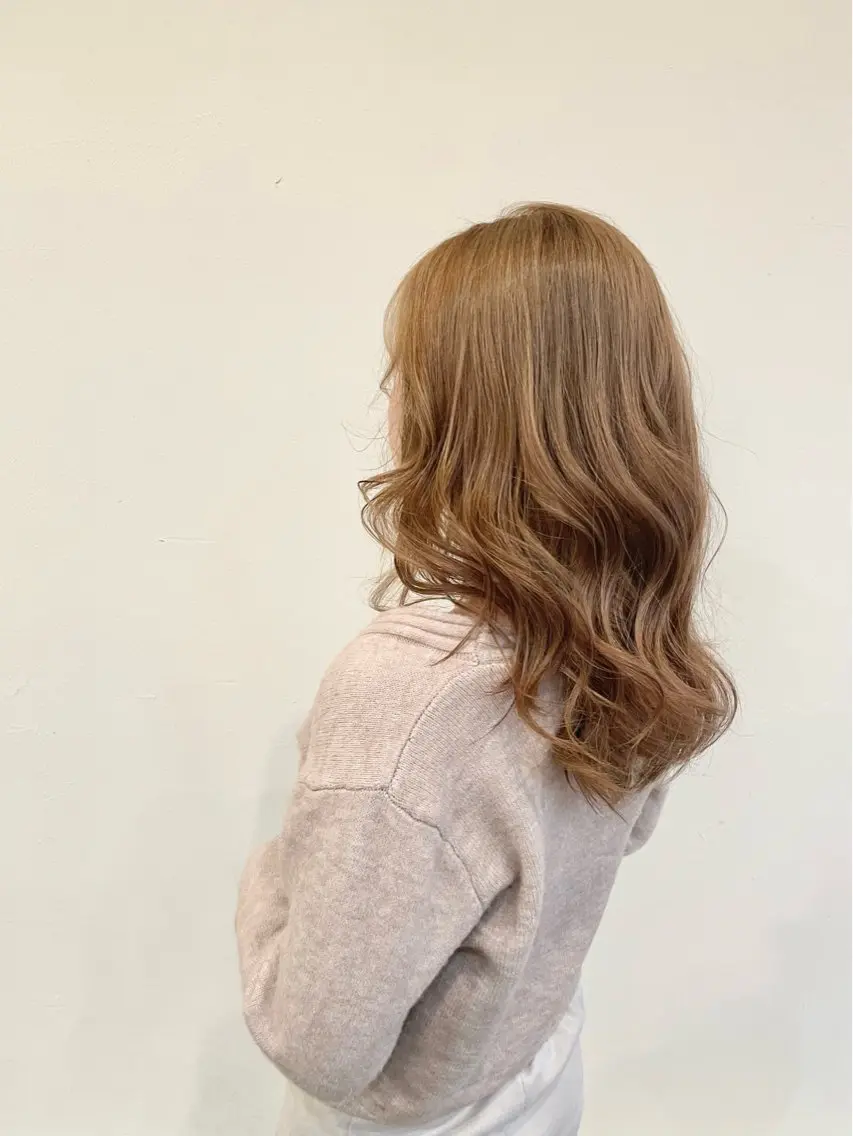 セミロング カラー ベージュカラー ブリーチ シルバー シルバーベージュ カット ヘアカラー VERDA KENのヘアスタイル