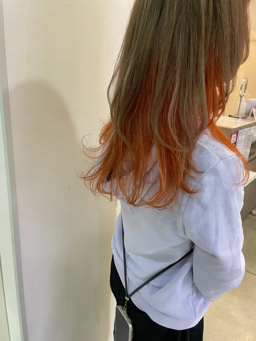 セミロング カラー インナーカラー オレンジ ウルフカット カット ヘアカラー 松佐 ゆかりのヘアスタイル