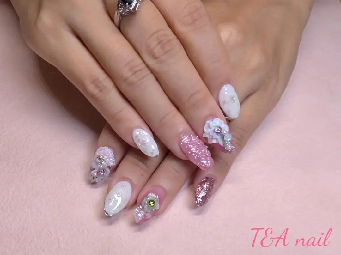 セミロング ネイル 長さ出し フラワーネイル ジェルネイル ゴージャス キラキラネイル T&A nailのネイルデザイン