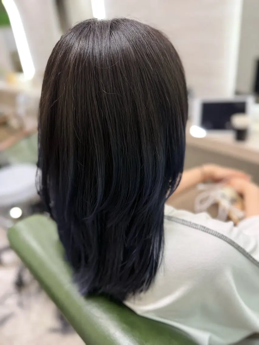 セミロング カラー 黒髪 ブルーカラー ブルーブラック ネイビーカラー レイヤーカット カット ヘアカラー トリートメント ヘッドスパ 縮毛矯正/ /関内/あべももこのヘアスタイル