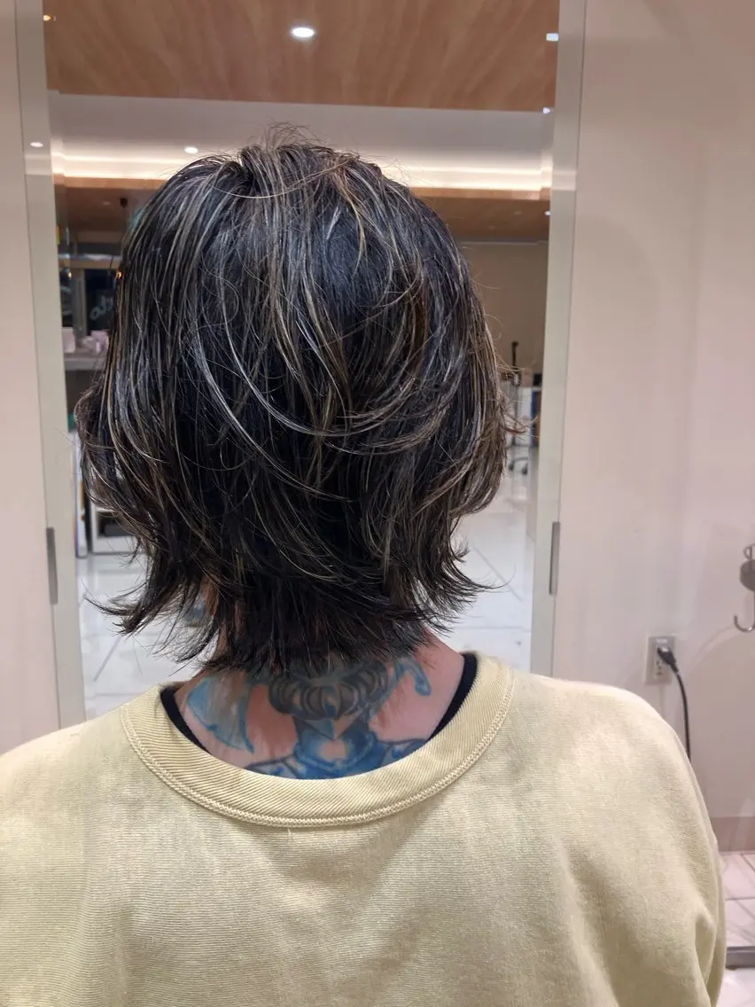 カラー メンズ メンズハイライト メンズウルフカット ハイライトカラー ウルフカット 横山 鈴名のヘアスタイル