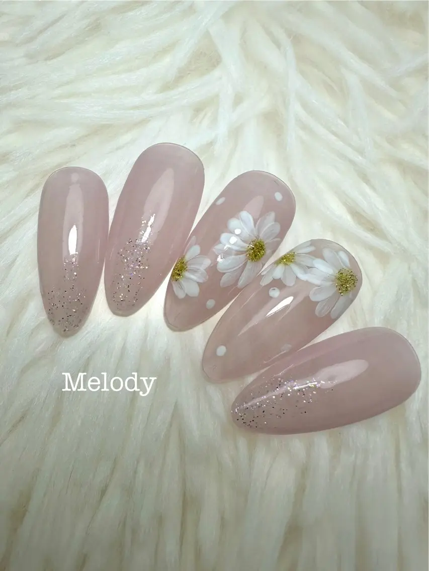 シンプルnailにおすすめ【初回・2回目同価格】５月キャンペーンネイル① (ドット×マーガレットart)の写真