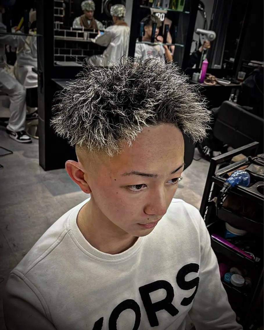 ショート カラー パーマ ヘアアレンジ メンズ メンズメッシュ メンズパーマ メンズツイストパーマ メッシュ ツイストパーマ カット ヘアカラー パーマ ヘアセット men'slapis YUTOのヘアスタイル