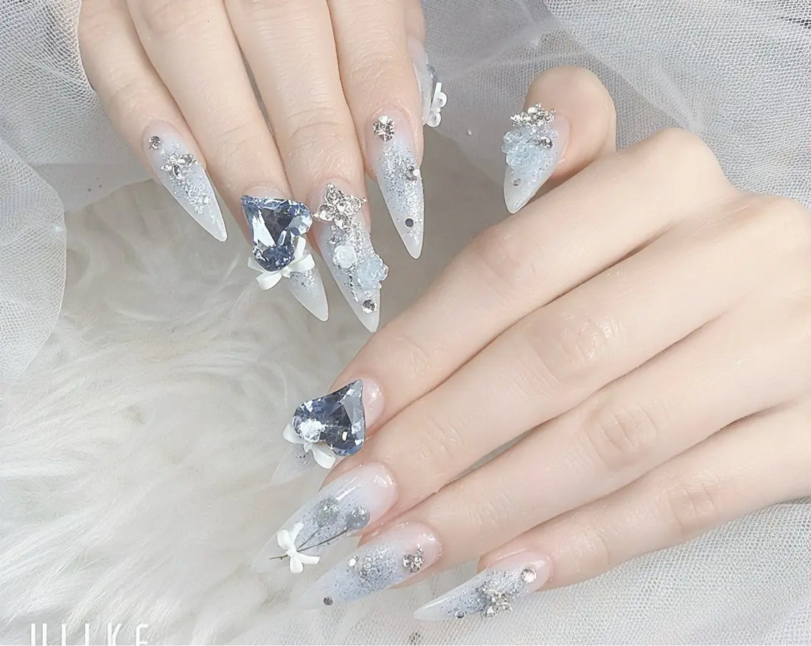 ネイル チークネイル フラッシュネイル グラデーション ハート キラキラネイル ハンドネイル ハンドケア Gote Kawa nail salonのネイルデザイン