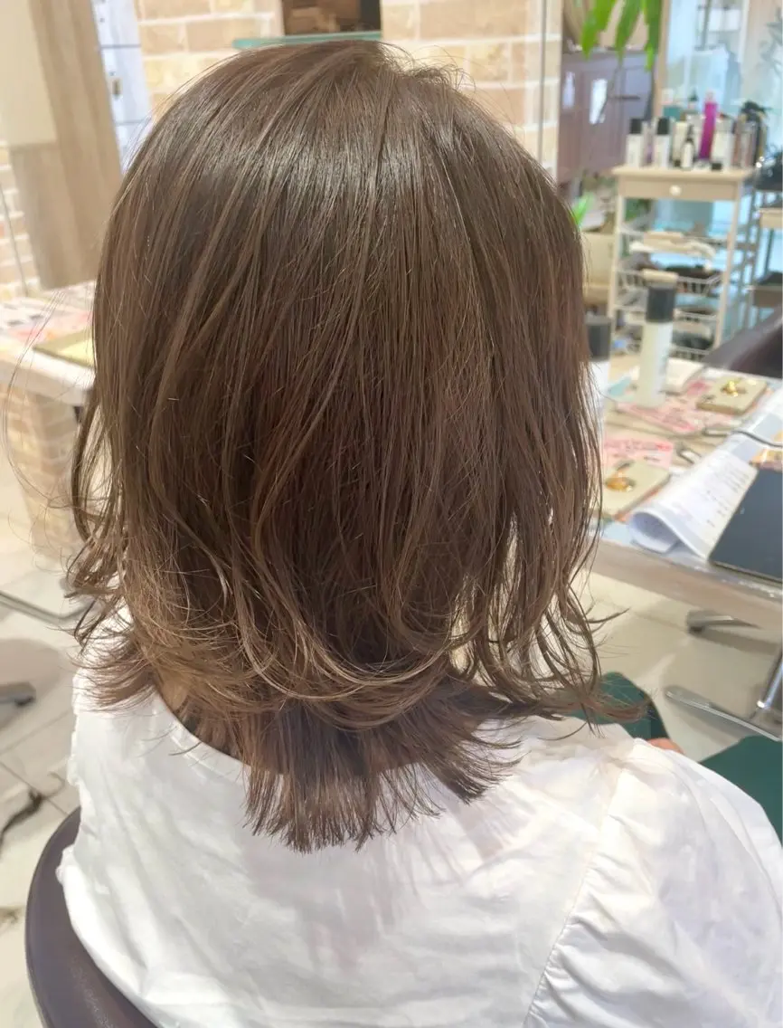 ミディアム カラー アッシュ ベージュカラー レイヤーカット GRANDEUR natsukiのヘアスタイル