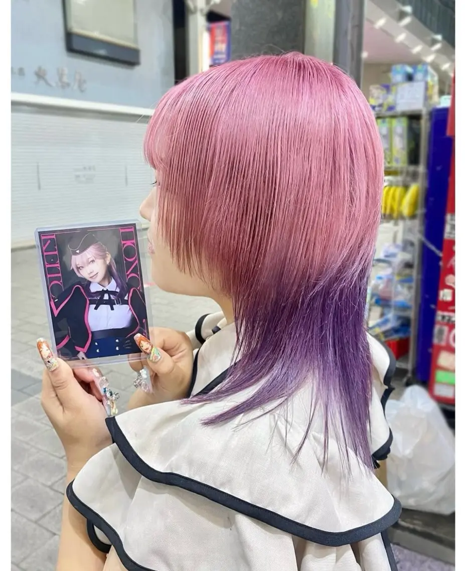 ミディアム カラー グラデーションカラー ピンクカラー ピンクパープル パープルカラー ヘアカラー TSUNO🦖 派手髪/オタク美容師のヘアスタイル