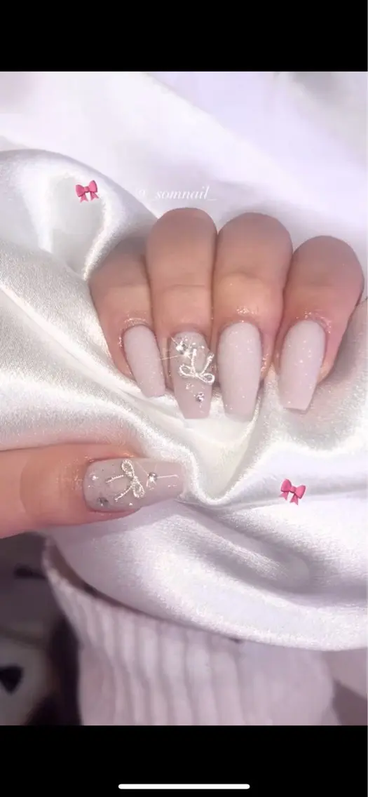 ネイル ジェルネイル キラキラネイル 韓国ネイル リボン 冬ネイル SOM NAILのネイルデザイン