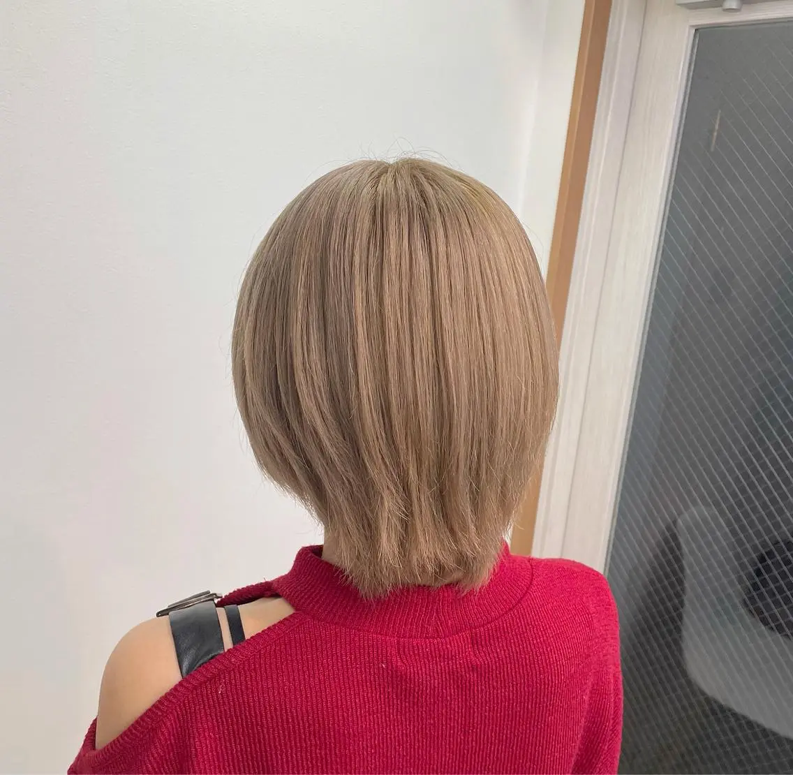 ショート カラー ベージュカラー ミルクティーベージュ ヘアカラー tokute 中野真咲🐺のヘアスタイル