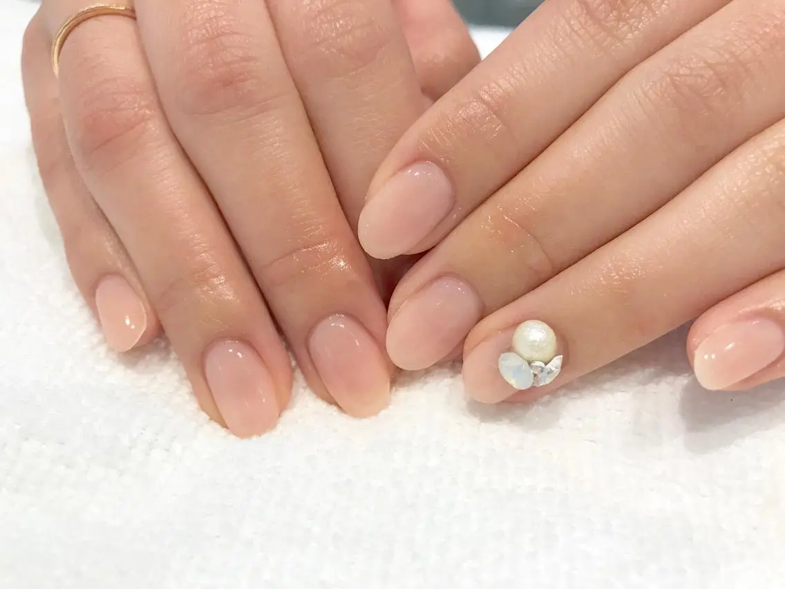 ネイル ストーンネイル ホワイト NARUMI HYODOのネイルデザイン