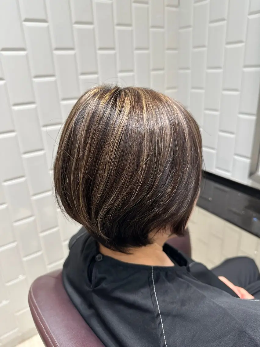 ショート カラー 岡 咲穂のヘアスタイル