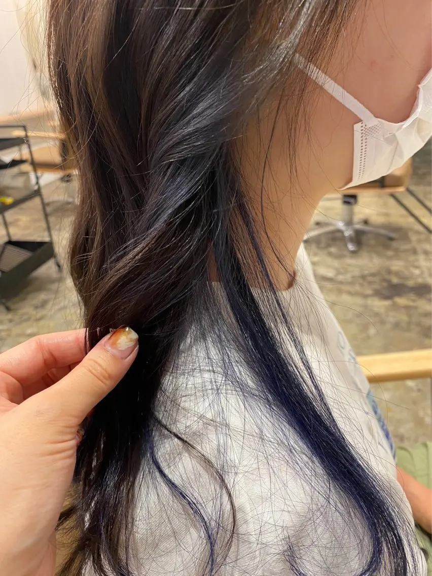 カラー アディクシーカラー ブリーチ ブルーカラー イヤリングカラー ネイビーカラー ヘアカラー モエカ -YUCCA-のヘアスタイル