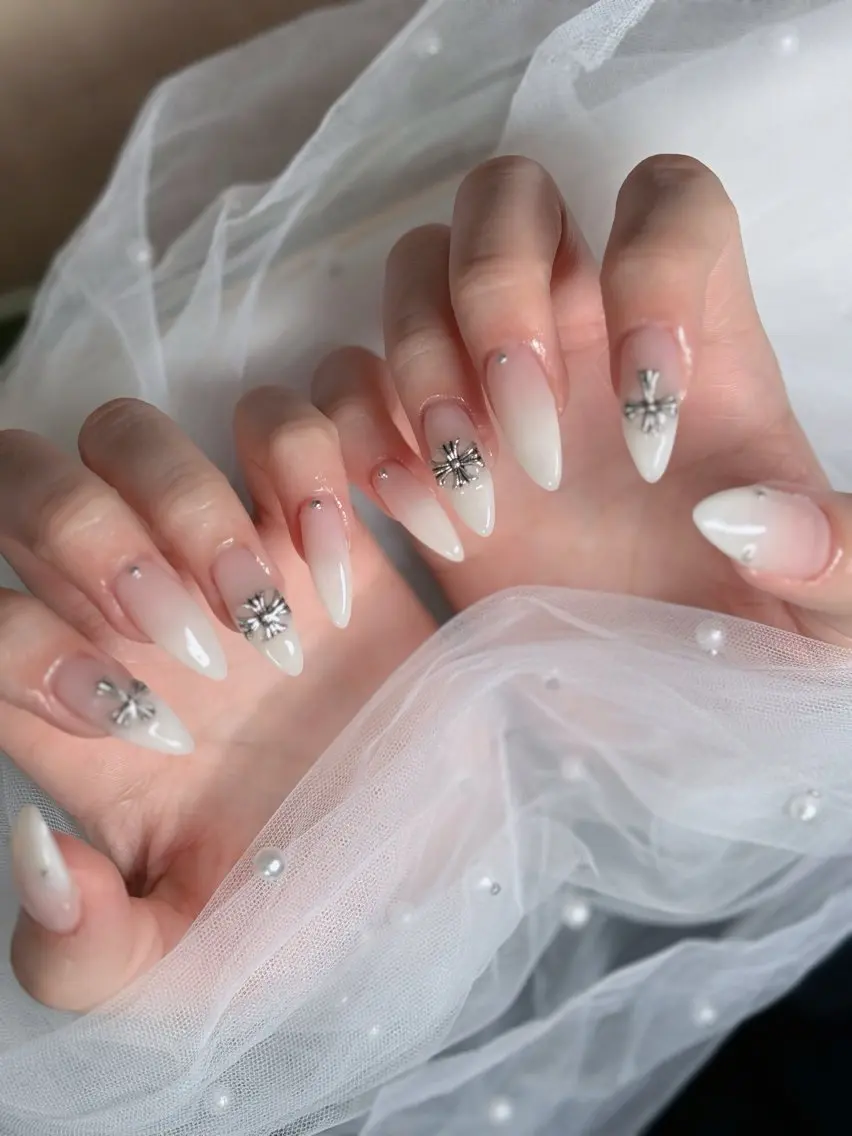 ネイル フレンチネイル ジェルネイル ガラスフレンチ ハロウィン ハート H.baby Nail Salonのネイルデザイン