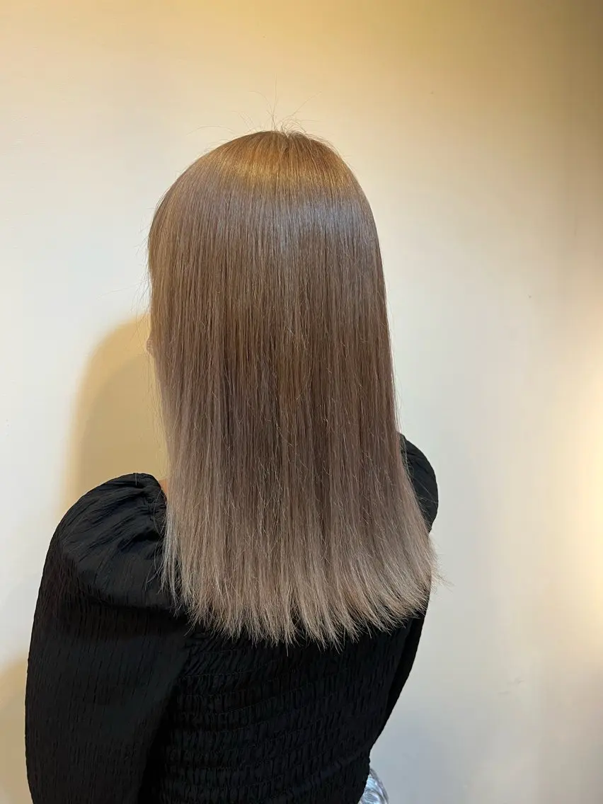 カラー ベージュカラー ミルクティーベージュ ヘアカラー トリートメント 手塚 由佳のヘアスタイル