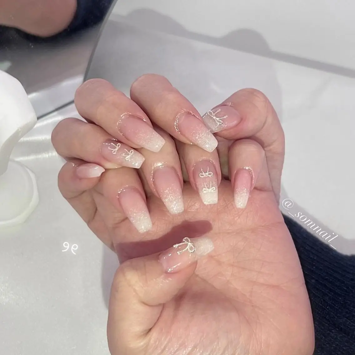 ネイル ジェルネイル グラデーション 韓国ネイル リボン 冬ネイル SOM NAILのネイルデザイン