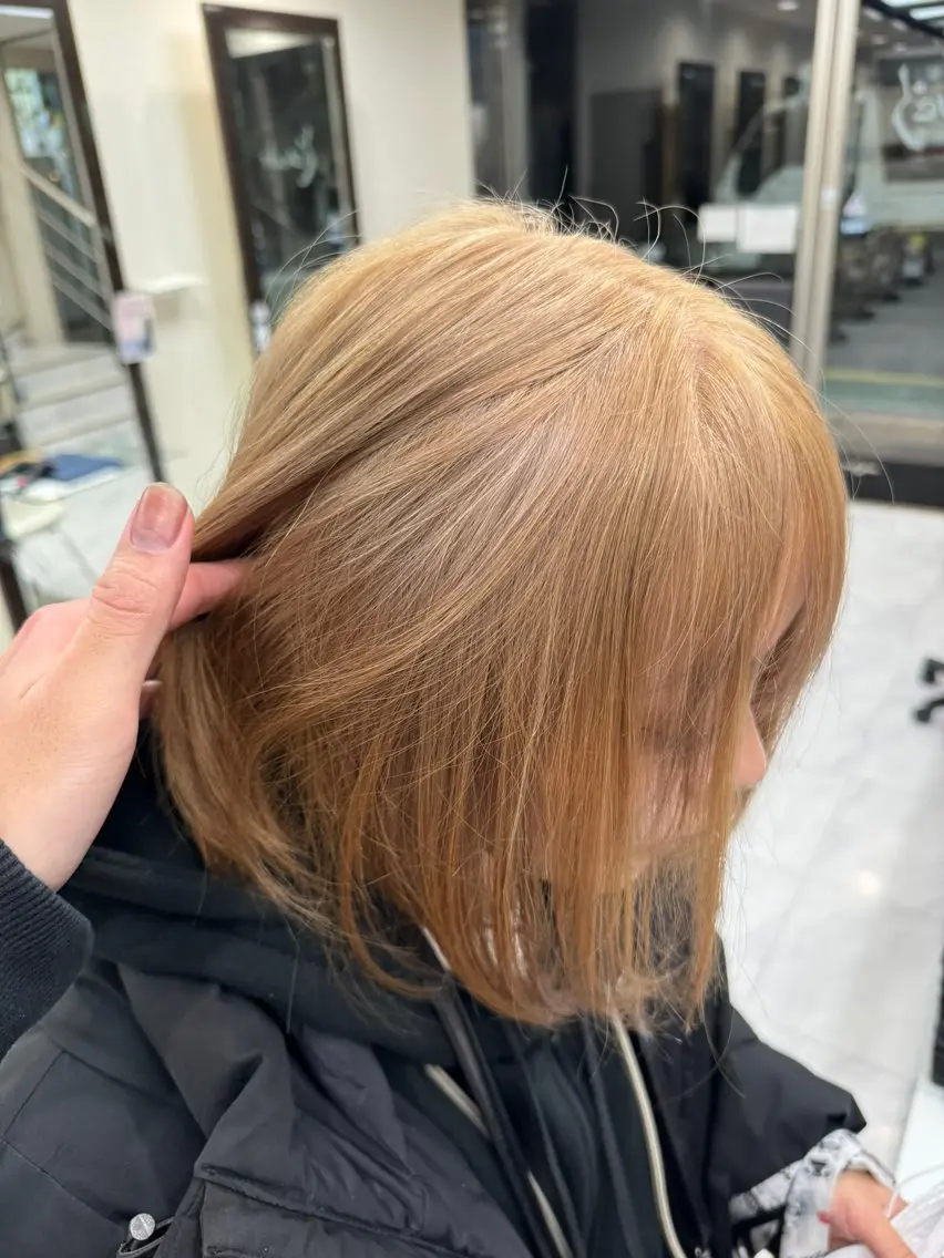 ミディアム カラー ヘアアレンジ 切りっぱなしボブ ベージュカラー ブリーチ デザインカラー ダブルカラー カット ヘアカラー トリートメント 目黒 碧人のヘアスタイル