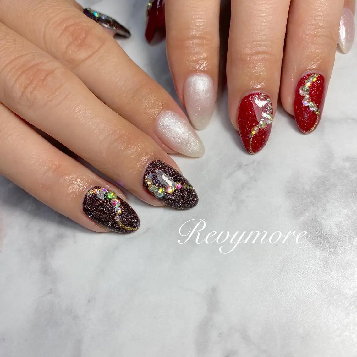 ミディアム ネイル 韓国風ヘア ボルドー フレンチネイル ジェルネイル キラキラネイル nail salon Revymoreのネイルデザイン