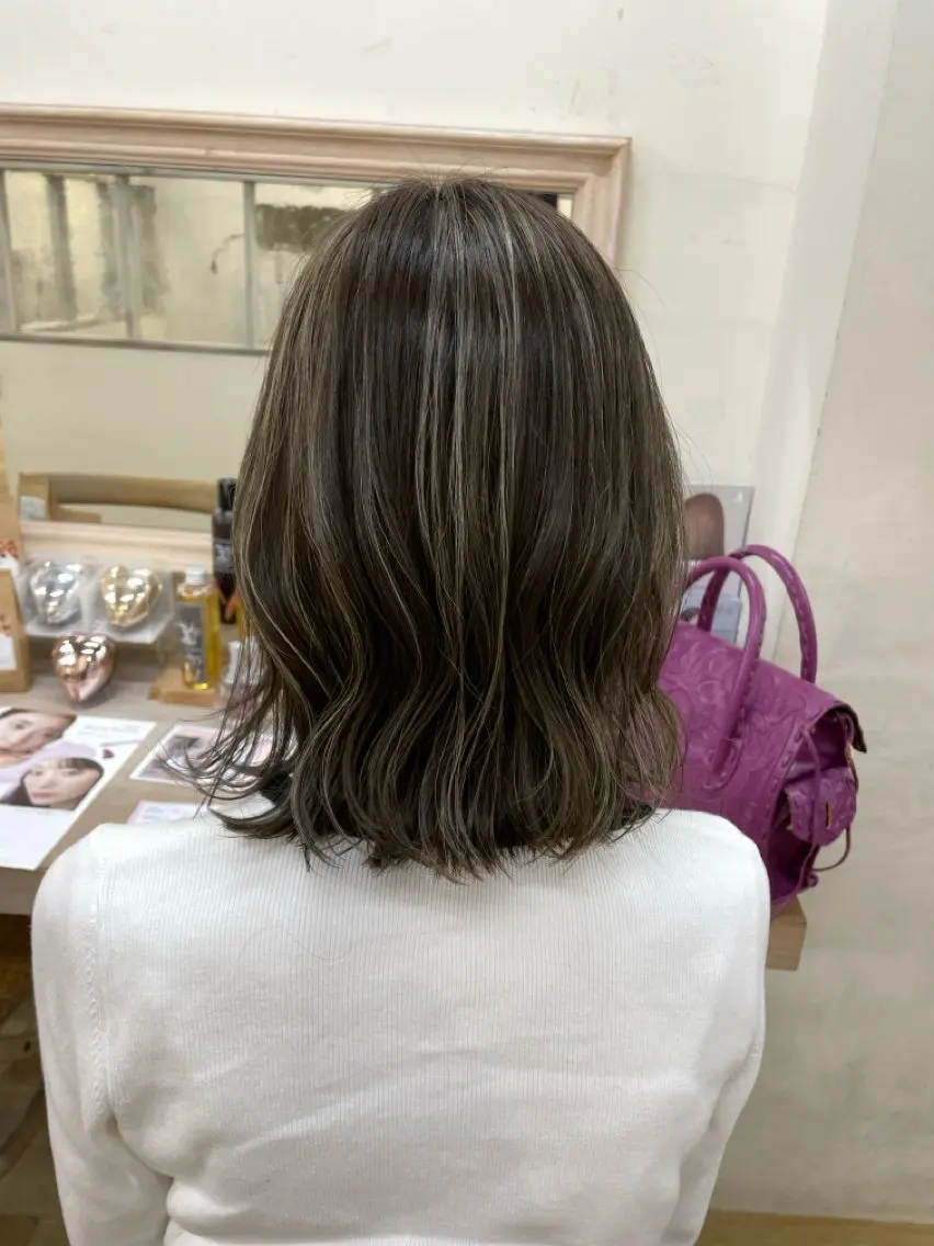 ミディアム カラー グレージュ ハイライトカラー ハイライト 玉邑 美菜のヘアスタイル