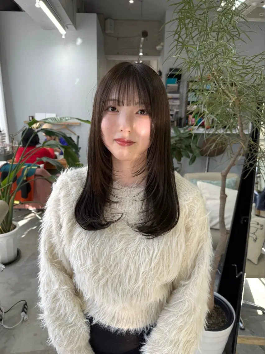 ミディアム カラー ベージュカラー オリーブベージュ 顔まわりレイヤー レイヤーカット U-fuショート 伊藤拓海のヘアスタイル