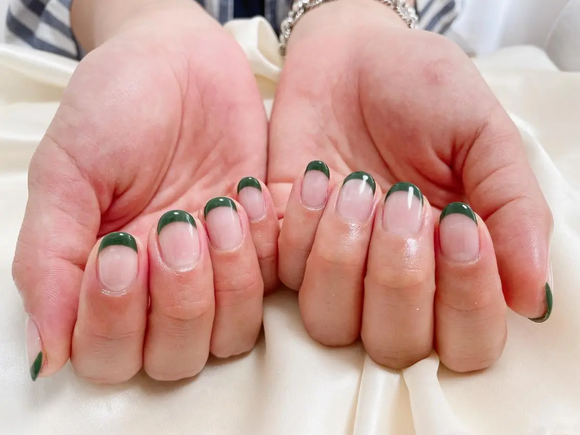 ネイル フレンチネイル グリーン mogunail &blowのネイルデザイン