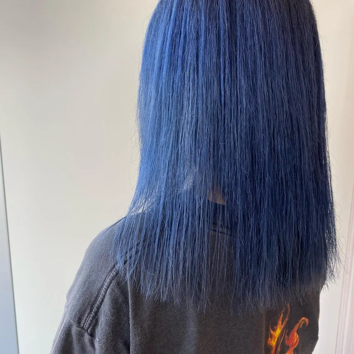 ロング カラー 黒髪 ブリーチ ブルーカラー ブルーブラック カット ヘアカラー トリートメント アクイールグラッセ 滝村のヘアスタイル