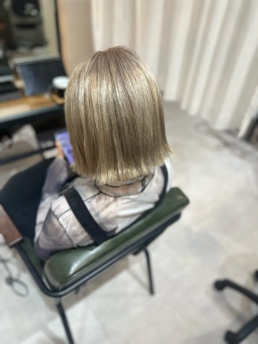 ミディアム カラー ベージュカラー ブリーチ ハイトーンカラー ホワイトベージュ ハイトーンカラー 特化/悠希のヘアスタイル