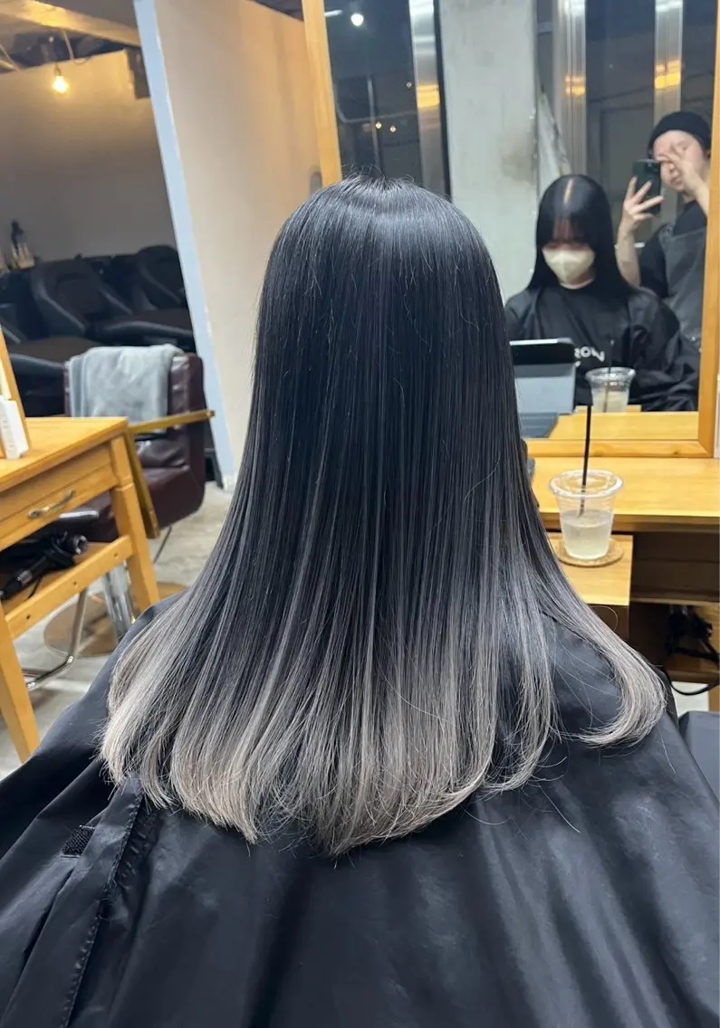 セミロング カラー バレイヤージュ シルバー ホワイトシルバー レイヤーカット ヘアカラー トリートメント 指名数No.1 /NAOYAのヘアスタイル