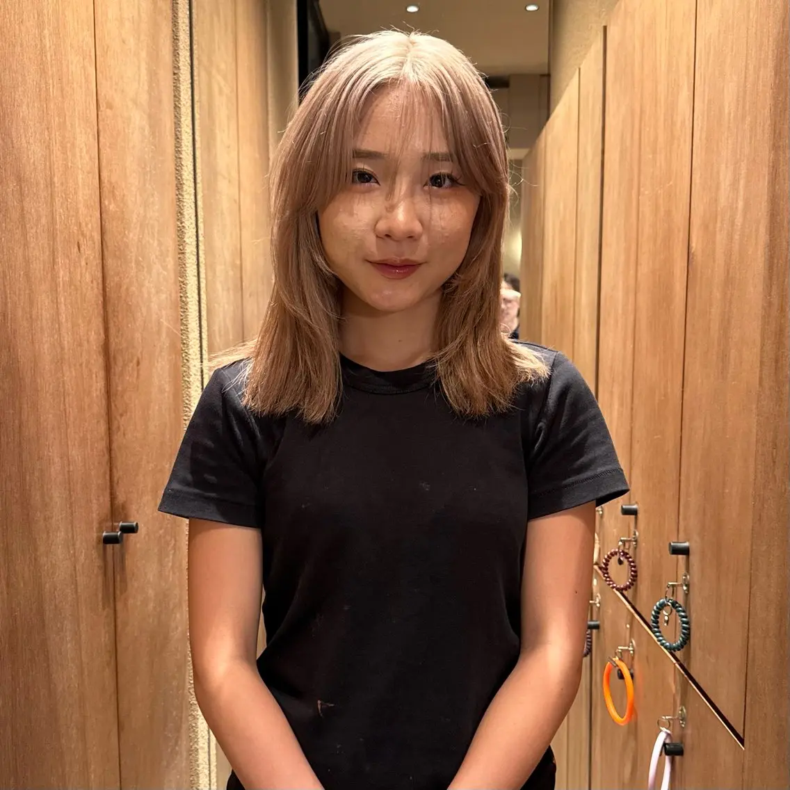 ミディアム カラー ヘアカラー hina 🛋️ブリーチカラーのヘアスタイル