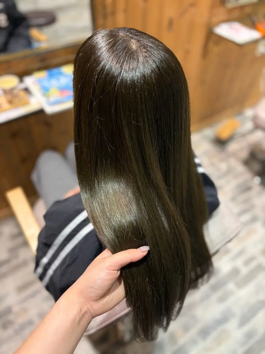 カラー ヘアカラー 岡田 真鈴のヘアスタイル