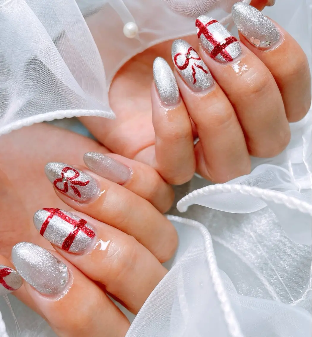 ネイル キラキラネイル リボン 冬ネイル クリスマス ハンドネイル ハンドケア GAL_ NAILのネイルデザイン