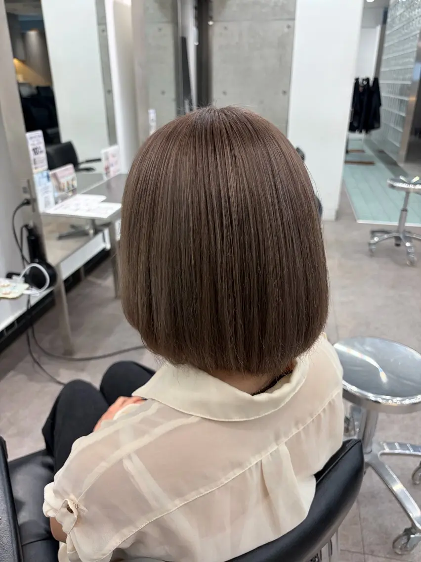 ミディアム カラー ブリーチ 透明感カラー グレージュ ヘアカラー 艶々ハイトーン🪽/ かのんのヘアスタイル