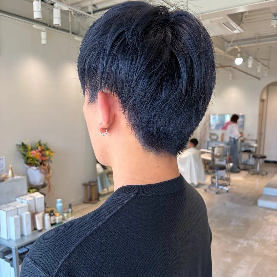 カラー メンズ メンズブリーチ 黒髪 ブリーチ ブルーカラー ブルーブラック ヘアカラー 周東 芽依のヘアスタイル