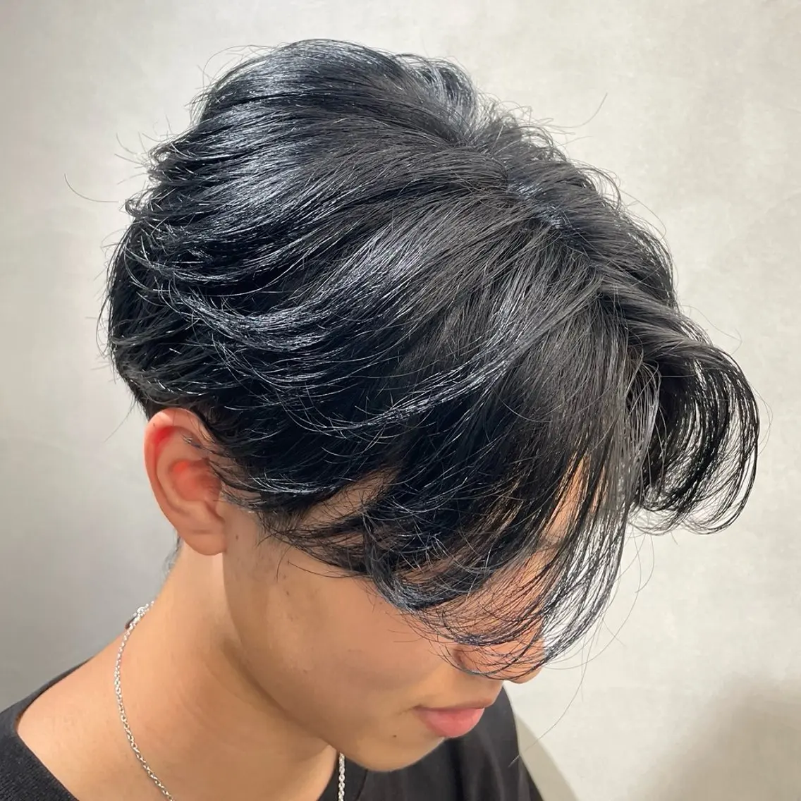 ミディアム カラー ヘアアレンジ メンズ 黒髪 ブルーカラー ブルーブラック fifth 石川 凪のヘアスタイル