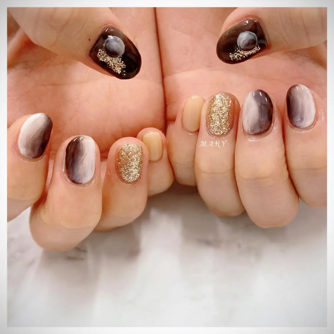ネイル キラキラネイル ニュアンスネイル ホワイト ハンドネイル Mary nail .narumiのネイルデザイン