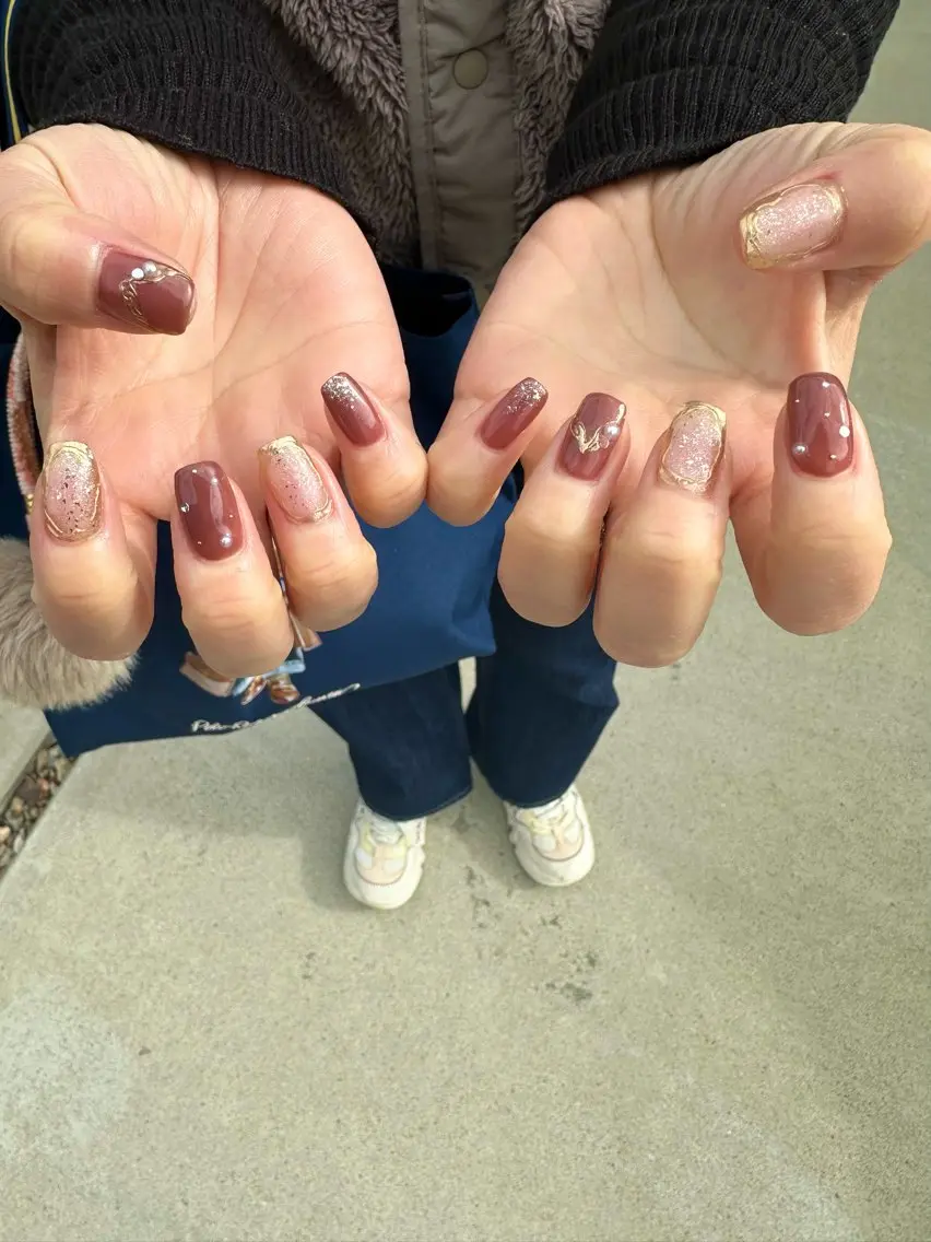ネイル ゴールド ストーンネイル 冬ネイル クリスマス nailroom Anmie.のネイルデザイン