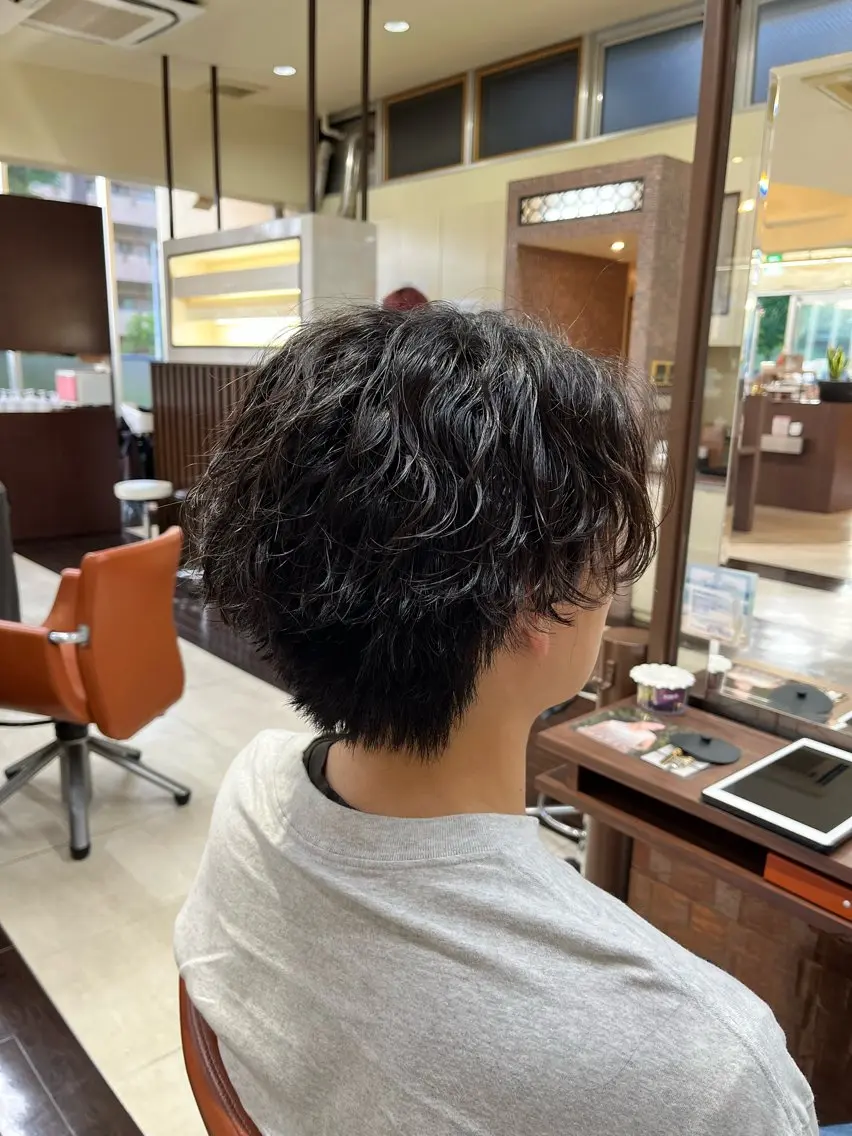 ショート パーマ メンズ センターパート メンズパーマ 波巻きパーマ メンズウルフカット ウルフカット 🧊メンズ特化🧊 高木航希のヘアスタイル