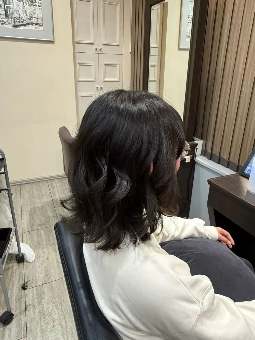 ミディアム ミディアムレイヤー くびれヘア 顔周りカット レイヤーカット 鮫島 唯那のヘアスタイル