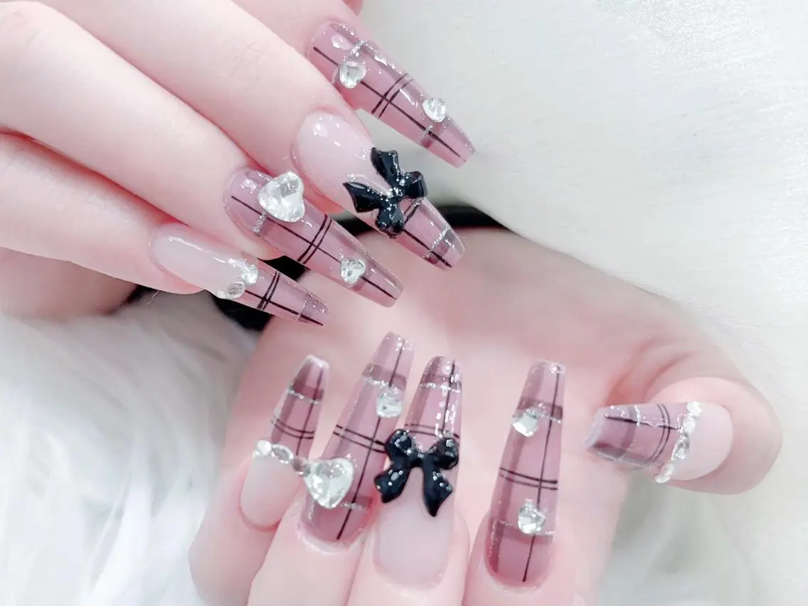 ネイル 長さ出し キラキラネイル 韓国ネイル ロングネイル 持ち込み ハンドネイル ハンドケア MUNI🎀 NAIL のネイルデザイン