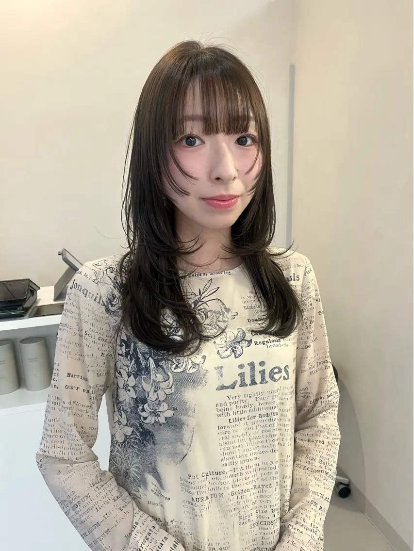 セミロング カラー カット ヘアカラー 長山 茉白のヘアスタイル