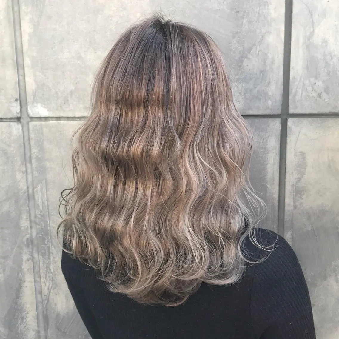 セミロング カラー アッシュ ホワイトアッシュ タンバルモリ ヨシンモリ ムルギョル巻き K-POP好き美容師 🇰🇷Kai.Yのヘアスタイル