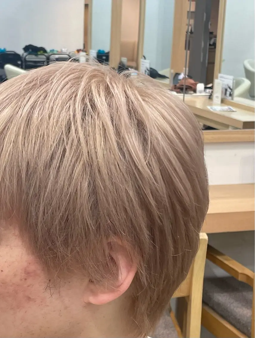 ショート カラー メンズ メンズブリーチ ベージュカラー ブリーチ デザインカラー ミルクティーベージュ ヘアカラー 松本 悠太郎のヘアスタイル