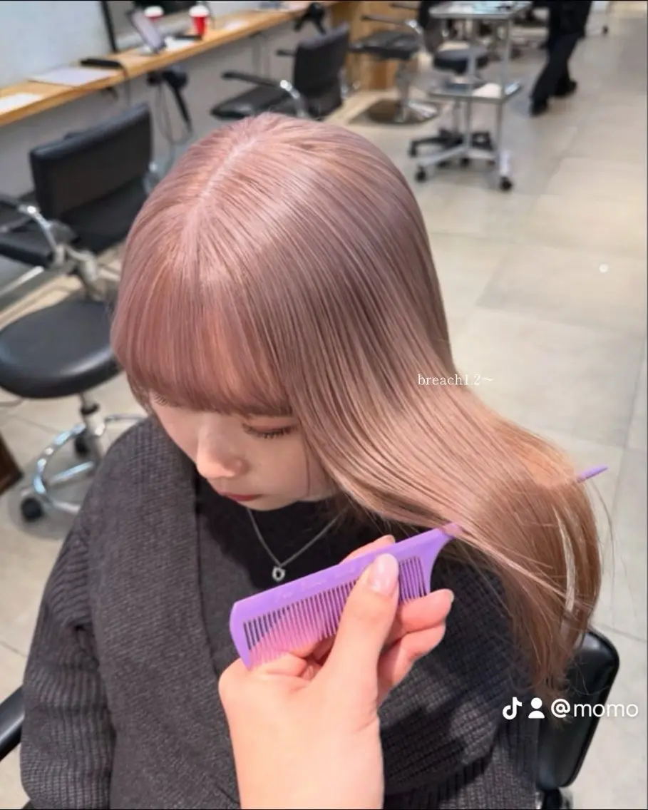 ミディアム カラー ミルクティー× グレージュMOMOのヘアスタイル
